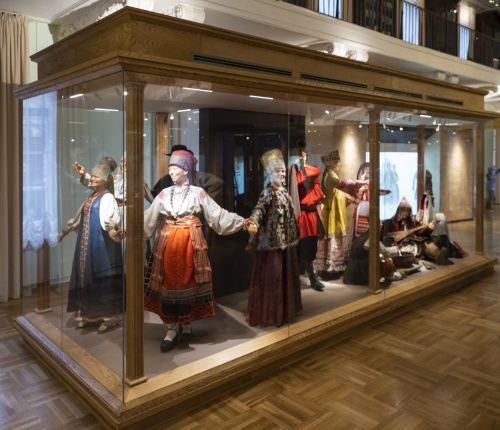 285 лет назад для подготовки Ледяной свадьбы из Академии наук затребованы костюмы разных народов